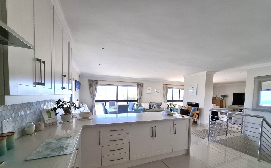 To Let 4 Bedroom Property for Rent in Bloubergstrand Western Cape